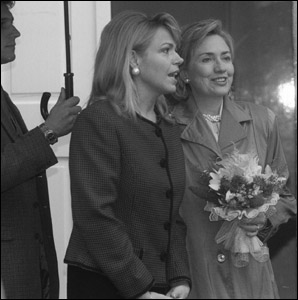 Dagmar Havlová a Hillary Clintonová před sídlem Nadace Vize 97