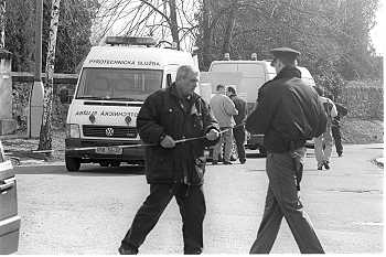8. brezna 2001 - Policist uzavraj prostor ped domem bvalho dstojnka BIS Vladimra Huna v Perov.

Zdroj: LIBOR TEICHMANN / MAFA