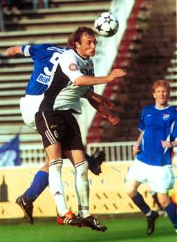 Hradec - Ostrava: Klapka hlavičkuje