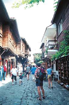 Nesebarské uličky jsou v létě nacpány turisty
