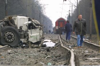 Pokroucené koleje po srážce vlaku a kamionu